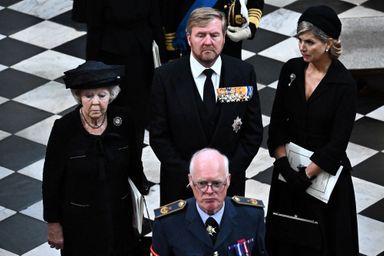 L'ex-reine Beatrix des Pays-Bas avec son fils le roi Willem-Alexander et sa belle-fille la reine Maxima dans l'abbaye de Westminster, le 19 septembre 2022
