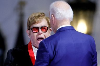 Joe Biden a pour finir remis à l'artiste la National Humanities Medal. "Je ne suis jamais sidéré, mais là je suis sidéré", a commenté Elton John, fort ému, en recevant sa décoration.