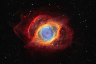 Vainqueur de la catégorie "Etoiles et nébuleuses" : Weitang Liang. Cette longue exposition de «l’Œil de Dieu», également connue sous le nom de nébuleuse Helix ou NGC 7293, révèle les couleurs du noyau et les détails environnants rarement vus. Le noyau apparaît en violet et cyan tandis que la région extérieure est rouge.