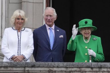 La reine Elizabeth II avec le prince Charles et la duchesse de Cornouailles Camilla au balcon de Buckingham Palace, lors de son Jubilé de platine, le 5 juin 2022