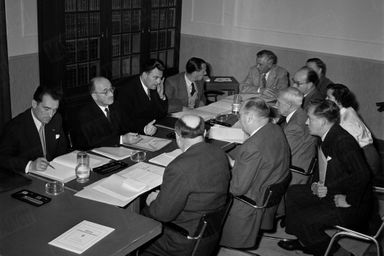 «A Luxembourg, l'Europe fait ses premiers pas. Ici, les neuf membres de la Haute Autorité.» - Paris Match n°183, 13 septembre 1952 <br />