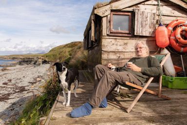 Dans son cabanon en bord de plage, Andrew aime se retirer avec ses chiens. Au pays de Galles, le 21 septembre.