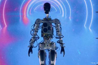 "Bumble C", une première version du robot, est arrivé en marchant précautionneusement sur la scène californienne où avait lieu la conférence annuelle "Tesla AI Day".
