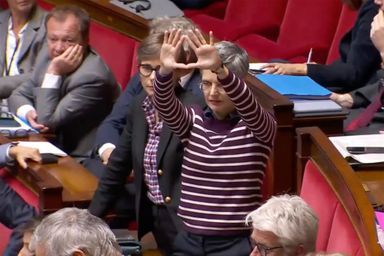 Sandrine Rousseau a semble-t-il apporté son soutien à Aurore Bergé par un geste symbolique.
