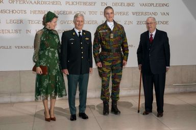 Le prince Gabriel de Belgique avec ses parents la reine Mathilde et le roi des Belges Philippe et son grand-père l'ex-roi Albert II, à Bruxelles le 13 octobre 2022