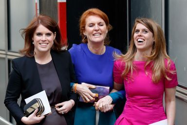Sarah Ferguson et ses filles, les princesses Eugenie et Beatrice, à Londres en 2016.