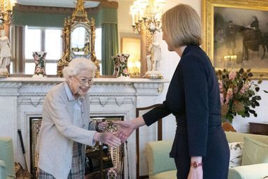 Une photo pour l'histoire : Liz Truss sera la dernière représentante officielle à rencontrer la reine Elizabeth II, le 6 septembre dernier.