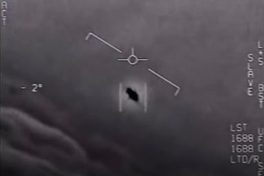 Image tirée d'une vidéo d'un objet volant non identifiée filmé par un pilote de l'US Navy en janvier 2015. <br />
