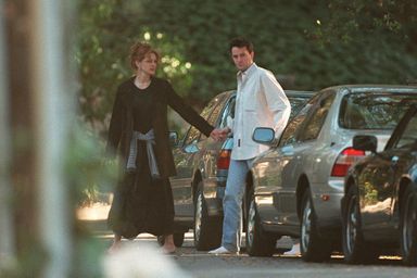 Julia Roberts et Matthew Perry, encore amoureux, dans les rues de Los Angeles en février 1996.