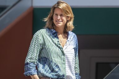 Amélie Mauresmo sur le court de Roland-Garros, en mai 2022, à Paris.