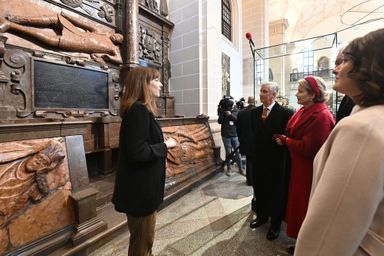 La reine Mathilde avec le roi des Belges Philippe devant le tombeau de membres de la famille Sapieha dont elle descend, à Vilnius le 25 octobre 2022