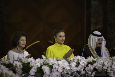 La reine Rania de Jordanie avec la reine Silvia de Suède et le prince Turki bin Talal bin Abdulaziz d'Arabie saoudite à Amman, le 25 octobre 2022