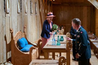 La reine Margrethe II de Danemark dans la halle royale du temps des Vikings reconstitué à Lejre, le 17 juin 2020