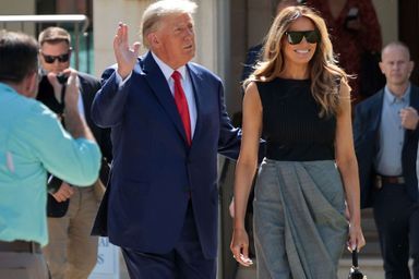 Souriante, Melania Trump a fait une rare apparition aux côtés de son mari Donald Trump mardi à Palm Beach.