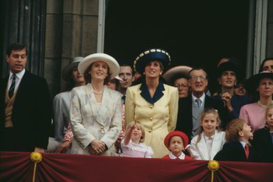 La famille royale, parmi lesquels le prince Andrew, la princesse Diana, la princesse Beatrice, Leonora Knatchbull, et le prince Harry, au balcon de Buckingham Palace à Londres, en juin 1991.