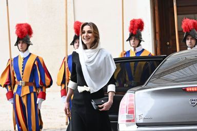 La reine Rania de Jordanie à son arrivée au Vatican, le 10 novembre 2022