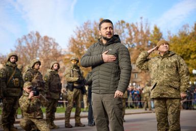 A Kherson, main sur le coeur, comme les autres responsables civils et militaires présents, Volodymyr Zelensky a chanté l'hymne national au moment de la levée du drapeau ukrainien devant le bâtiment de l'administration régionale dans le centre de Kherson.