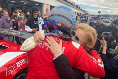 Sylvie Vartan félicite son fils David Hallyday après sa victoire sur le circuit Paul Ricard, au Castellet, le 13 novembre 2022.