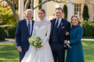 Joe et Jill Biden entourent les jeunes mariés, Naomi Biden et Peter Neal, le 19 novembre 2022.
