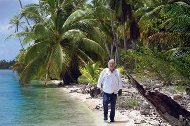 Sur l’atoll d’Ahe, dans l’archipel des Tuamotu, le 17 novembre. Des manches longues et même des gants pour protéger sa peau du soleil