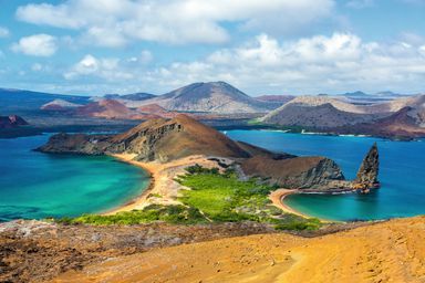 Vue des deux plages sur l'île Bartolomé, îlot inhabité d'un kilomètre carré dans l'archipel des Galapagos.