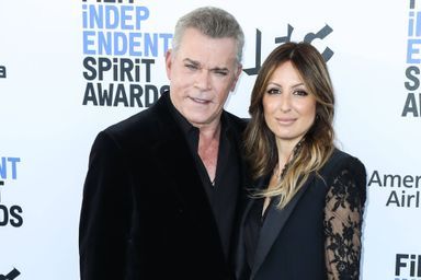 Ray Liotta et sa fiancée Jacy Nittolo lors de la cérémonie du "Film Independent Spirit Awards" à Santa Monica, le 8 février 2020.