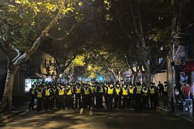 La police à Shanghai bloque un accès durant une manifestation contre le zéro-covid.