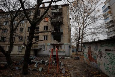 Une vue montre un immeuble endommagé par une récente frappe militaire russe à Kherson, en Ukraine, le 27 novembre 2022.