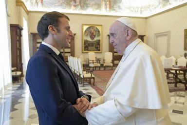 Emmanuel Macron et le pape François, en novembre 2021, au Vatican.