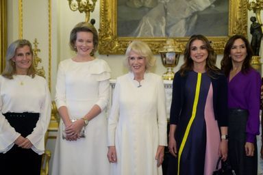 La reine Camilla avec la comtesse Sophie de Wessex, la reine des Belges Mathilde, la reine Rania de Jordanie et la princesse Mary de Danemark à Buckingham Palace à Londres, le 29 novembre 2022