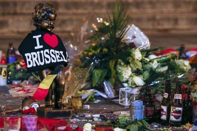 Des fleurs et bougies déposées après les attentats de Bruxelles en Belgique, en 2016.