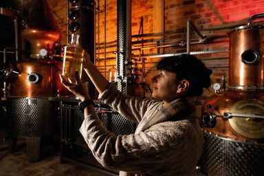 Aux portes de la vallée de Chevreuse, Pauline Meresse, responsable de la production, vérifie l'embouteillage des whiskys.