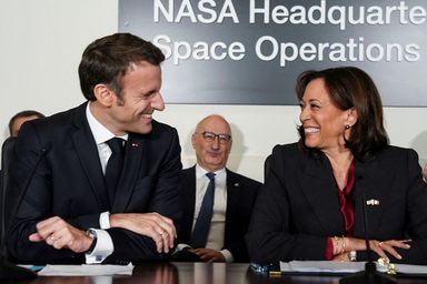 Emmanuel Macron et Kamala Harris au quartier général de la Nasa, à Washington le 30 novembre 2022.