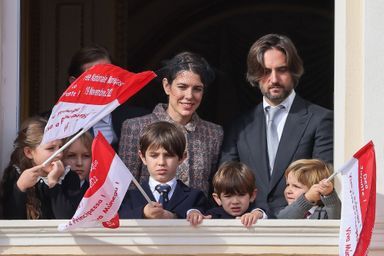 Charlotte Casiraghi, son mari Dimitri Rassam et ses fils, Raphaël et Balthazar, entourés de leurs cousins, lors de la Fête nationale de Monaco le 19 novembre 2022.