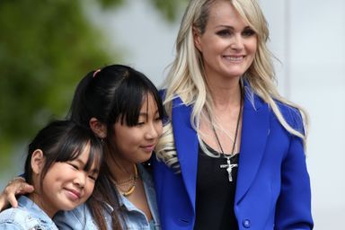 Laetita Hallyday, ses filles Jade et Joy lors de l'inauguration de l'esplanade Johnny Hallyday à Toulouse, en juin 2019.