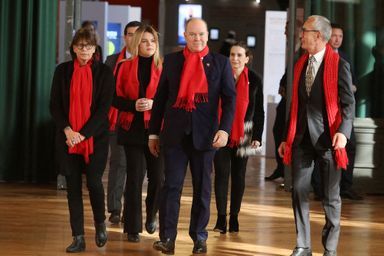 Le prince Albert II de Monaco, la princesse Stéphanie et sa fille Camille Gottlieb au déploiement des "Courtepointes" en mémoire des victimes du SIDA, au Musée Océanographique de Monaco, le 1er décembre 2022.