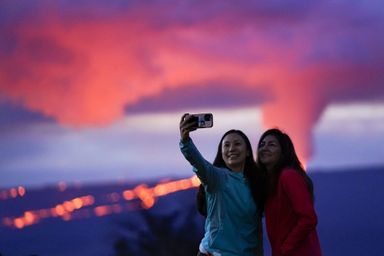 Selfie devant l'éruption du Mauna Loa