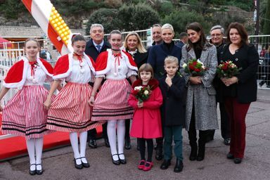 La princesse Charlène, le prince Jacques et la princesse Gabriella de Monaco avec Charlotte Casiraghi et Mélanie de Massy à Monaco, le 2 décembre 2022