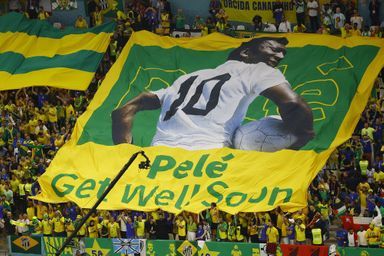 Les supporters brésiliens ont soutenu Pelé lors du match Brésil-Cameroun.