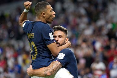 Les images de l'accolade entre Olivier Giroud et Kylian Mbappé ont fait le tour du monde dimanche et s'affichent en Une des journaux ce lundi.