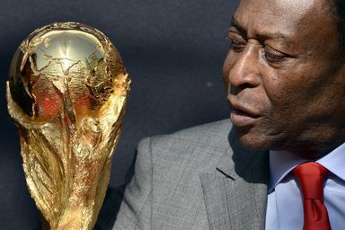 Pelé ici avec la Coupe du monde de football, lors d'un évènement FIFA à Paris en 2014.