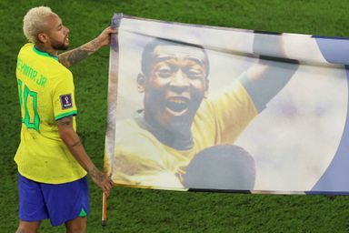 Neymar et les joueurs brésiliens ont rendu hommage à Pelé en fin de match.