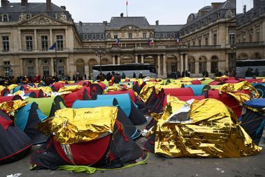 Des tentes de migrants devant le Conseil d'Etat.
