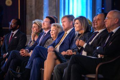 L'ex-reine Beatrix des Pays-Bas entourée de la princesse Laurentien et du prince Constantijn et du roi Willem-Alexander et de la reine Maxima à Amsterdam, le 7 décembre 2022