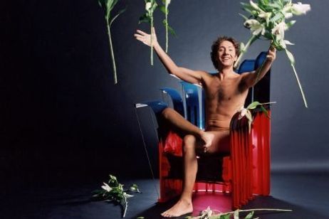 Stéphane Bern tout nu, dans un fauteuil "Nobody's King"