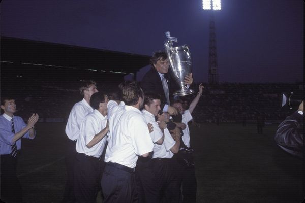 Bernard Tapie brandit le trophée de la Coupe d’Europe des clubs champions au Stade Vélodrome