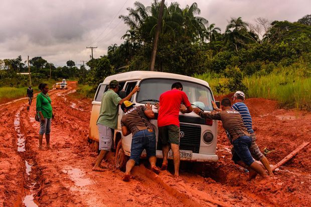 Un van coincé dans la boue. amazonie