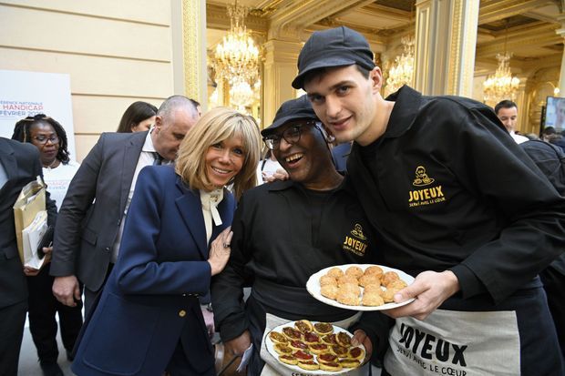 Normalement, Abou (au milieu) et Antoine sont en cuisine. Mais pour l’occasion – et une photo avec la première dame – ils font le service. Normalement, Abou (au milieu) et Antoine sont en cuisine. Mais pour l’occasion – et une photo avec la première dame – ils font le service.