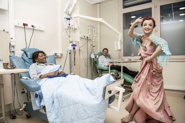 Aux actes de vente, elle préfère désormais les actes de danse. Aude Michon a quitté son étude de notaire. Chaque jour, avec son association Elles dansent, elle offre sa grâce et son énergie à des malades du cancer, comme ici à l’hôpital Gustave-Roussy de Villejuif. Aux actes de vente, elle préfère désormais les actes de danse. Aude Michon a quitté son étude de notaire. Chaque jour, avec son association Elles dansent, elle offre sa grâce et son énergie à des malades du cancer, comme ici à l’hôpital Gustave-Roussy de Villejuif.