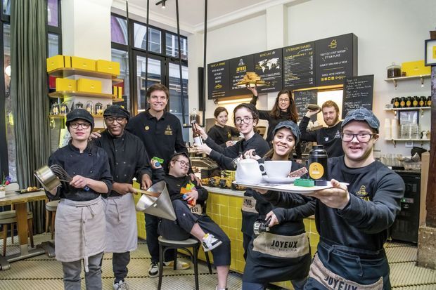 Autour de Yann Bucaille-Lanrezac, l’équipe du quartier de l’Opéra, à Paris. Avec Rennes, bientôt Bordeauxet les Champs-Elysées, les cafés Joyeux vont salarier plus d’une cinquantaine de personnes. Autour de Yann Bucaille-Lanrezac, l’équipe du quartier de l’Opéra, à Paris. Avec Rennes, bientôt Bordeauxet les Champs-Elysées, les cafés Joyeux vont salarier plus d’une cinquantaine de personnes.